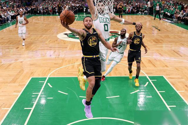 铁树开花！道格拉斯·路易斯前场抢断后爆射破门，尤文1-0尼斯